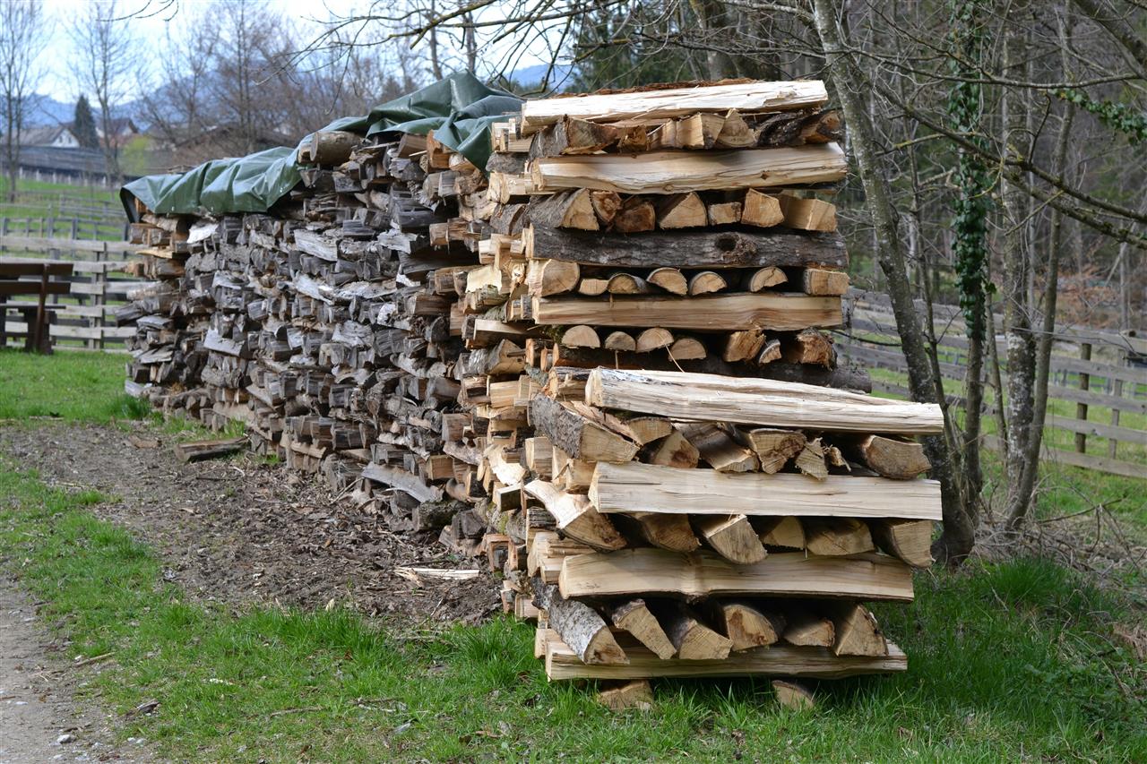 Brænde sælges - find det bedste brænde til din pejs eller brændeovn